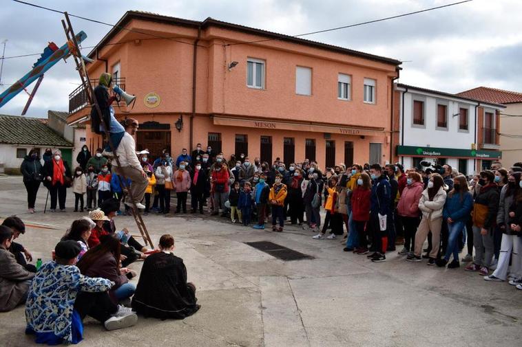 Lucía y Álvaro, subidos en La Horca, recitando los versos de los personajes de la tradicional celebración