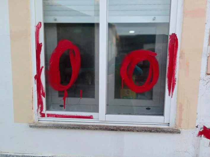 Oleada de vandalismo en La Vellés: pintadas, ruedas pinchadas y hasta deposiciones en la puerta de una casa
