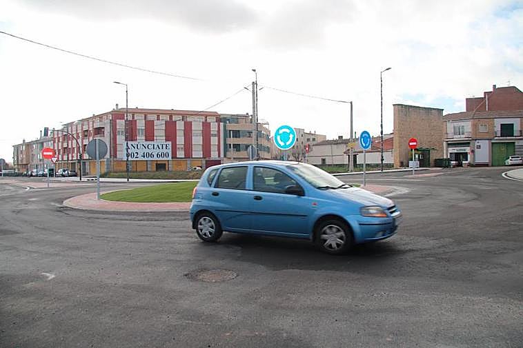 La nueva rotonda de acceso a Aldeaseca de Armuña ya está abierta