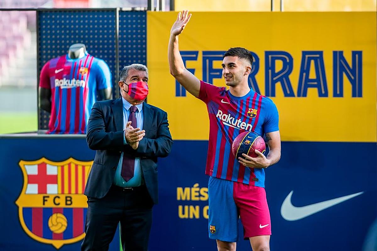 Laporta y Ferran Torres, en la presentación del futbolista