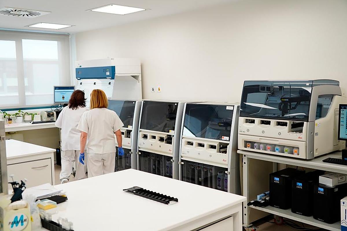 Personal de los laboratorios del nuevo Hospital de Salamanca