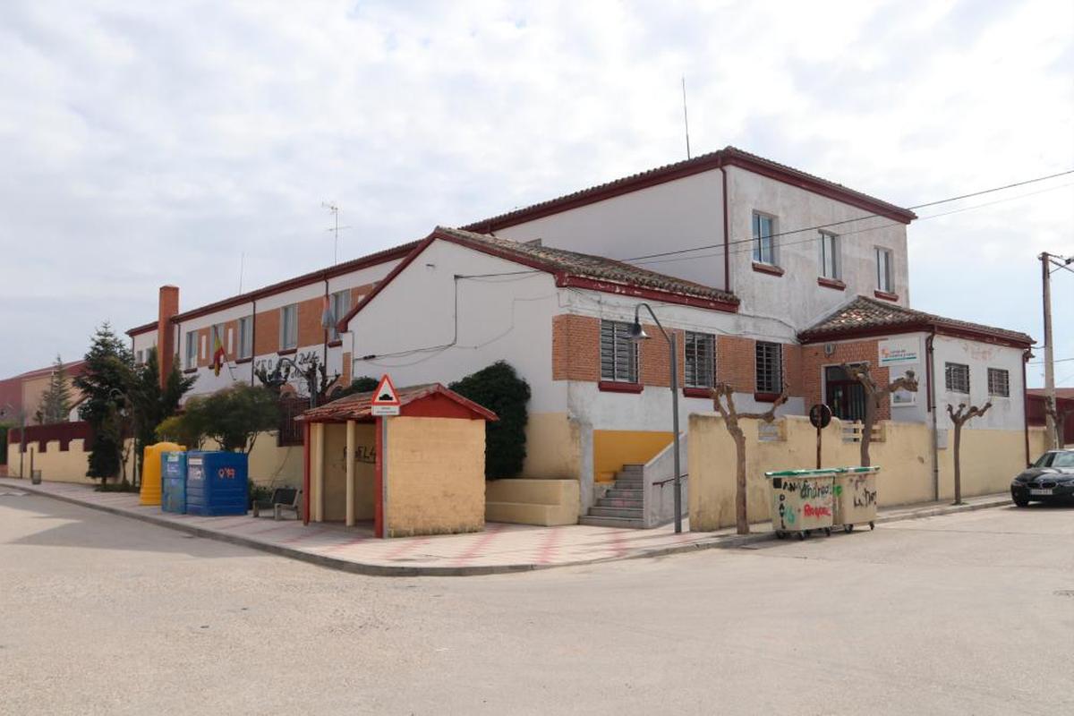 Exterior del colegio Miguel Delibes de Macotera I TRISOL