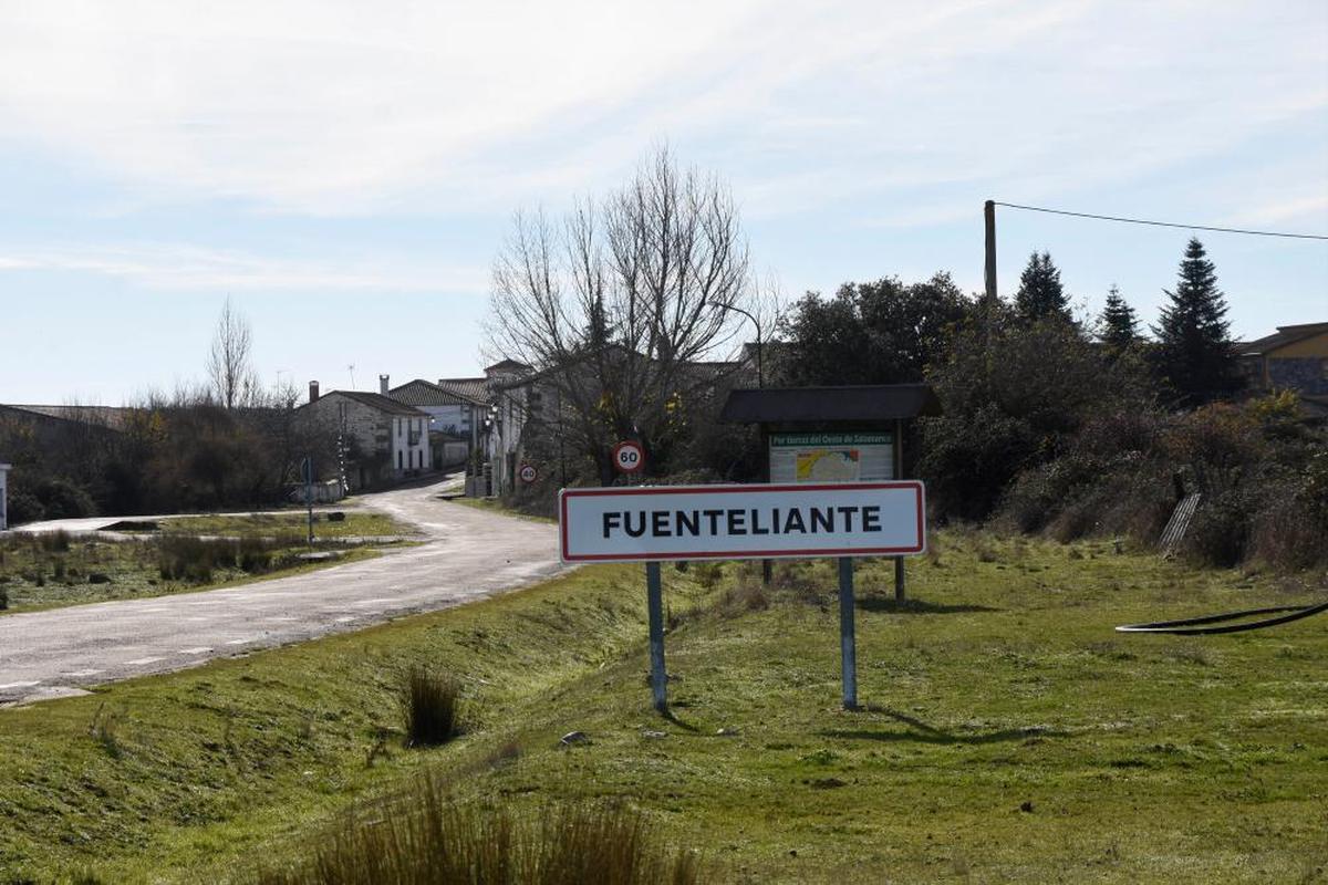 Carretera de conexión entre Vitigudino y Fuenteliante a su entrada en esta localidad.