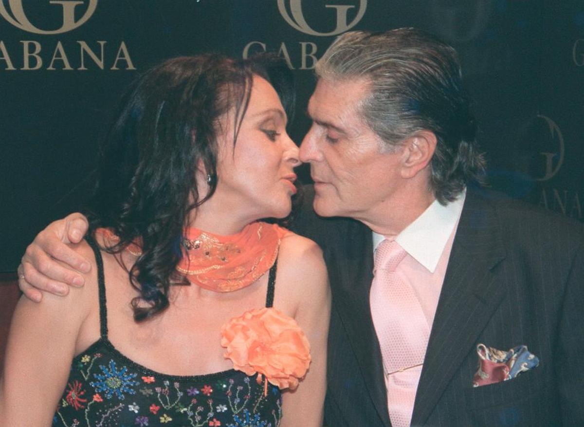 María Ángeles Grajal y su marido Jaime Ostos en la presentación del libro “Va por ellas”