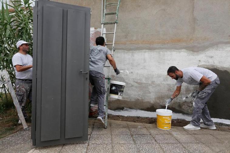 Trabajadores de una empresa de pintura, en el arreglo de una vivienda en Salamanca.