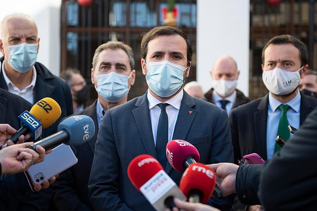 El ministro Garzón atendiendo a los medios
