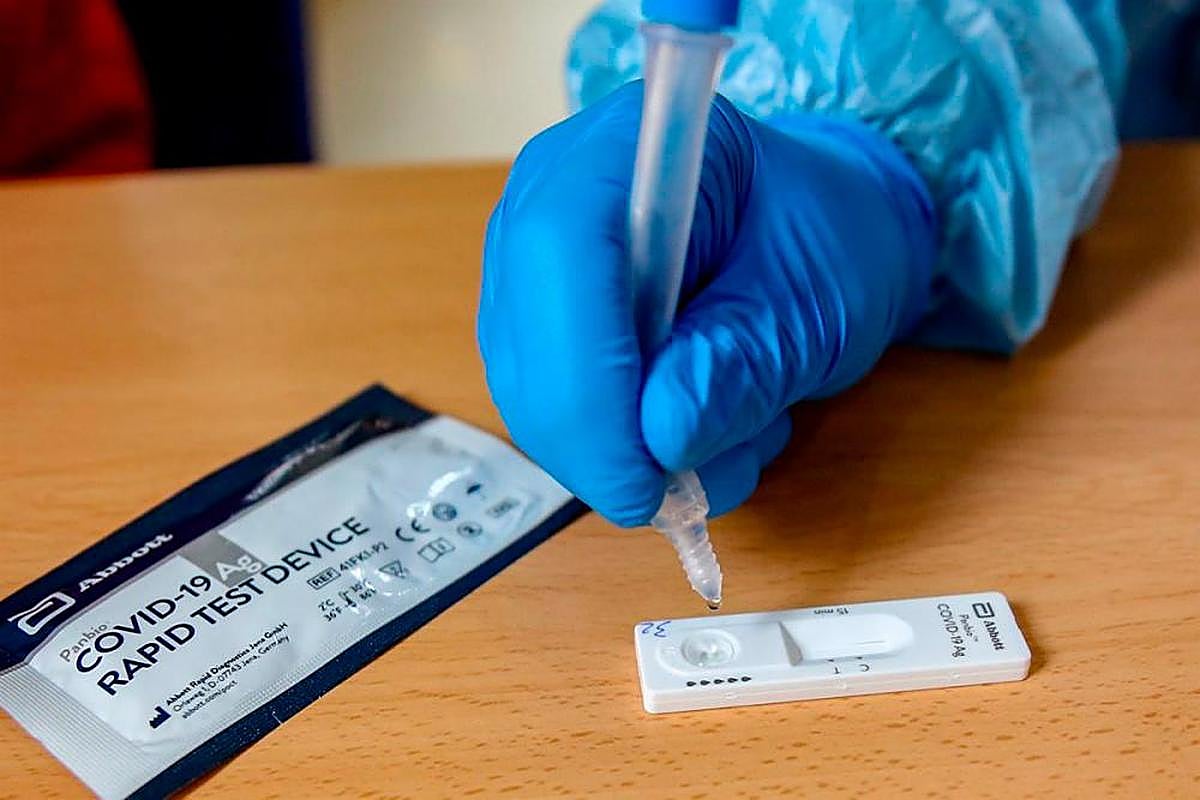 Un sanitario realizando la prueba de antígenos