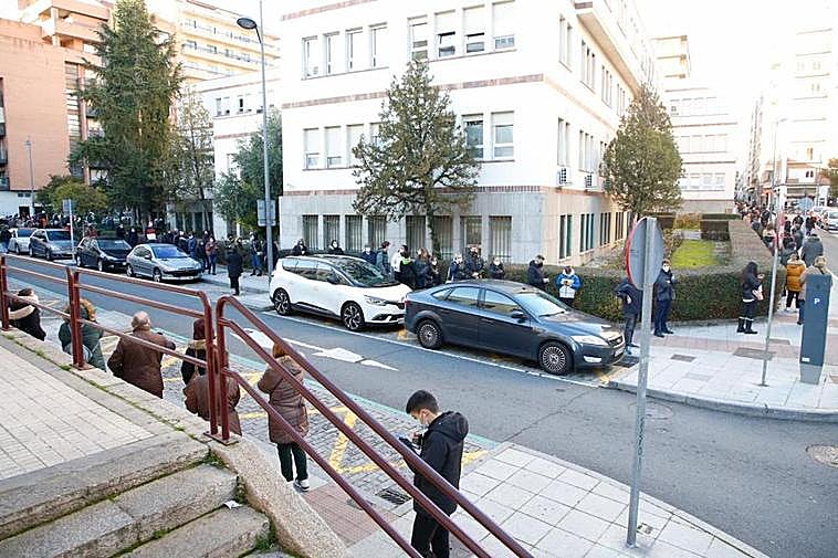 Colas en uno de los cribados masivos efectuados en la trasera del centro de salud San Juan