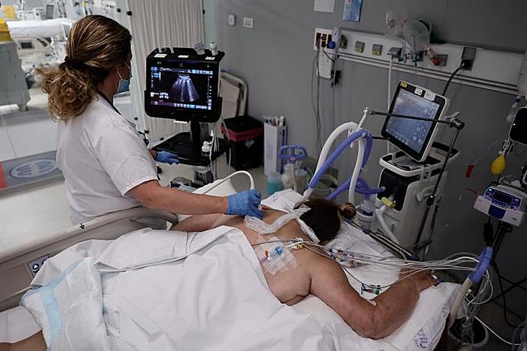 Una persona enferma de covid, en el hospital Isabel Zendal de Madrid.