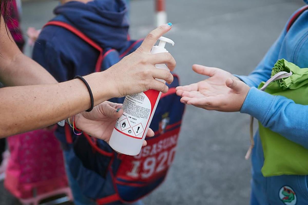 Desinfección de manos antes de entrar a un colegio