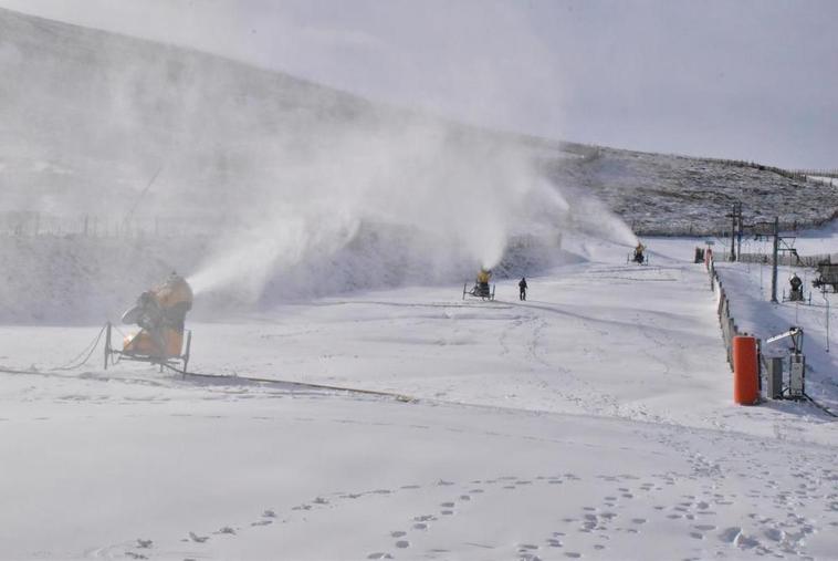 Los cañones de nieve de La Covatilla comienzan a funcionar para poder iniciar la temporada