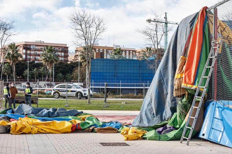 Atracción hinchable tumbada por el viento en la feria de Mislata.