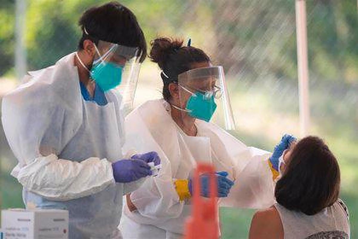 Trabajadores sanitarios realizando test.