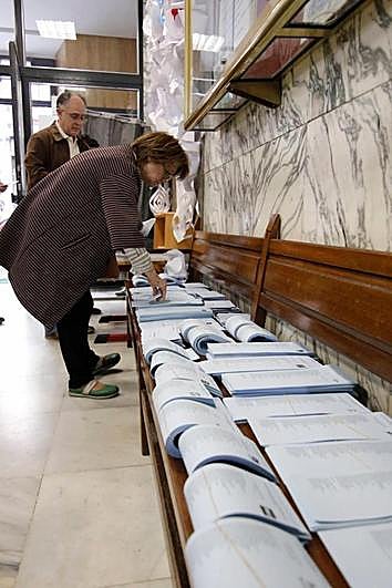 Las papeletas con las candidaturas en un colegio electoral durante las pasadas elecciones autonómicas.