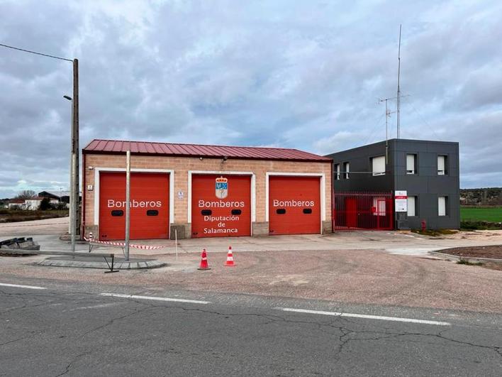 La isleta recién construida frente al edificio de los vehículos del parque de bomberos de Ledesma.