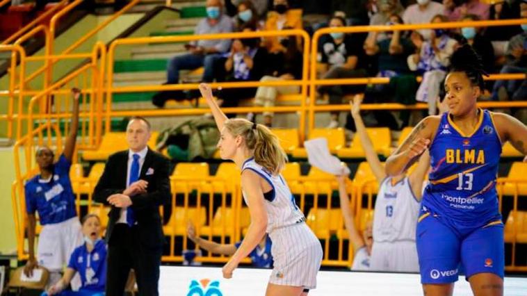 Karlie Samuelson celebra una canasta en el partido de la primera vuelta contra el Montpellier