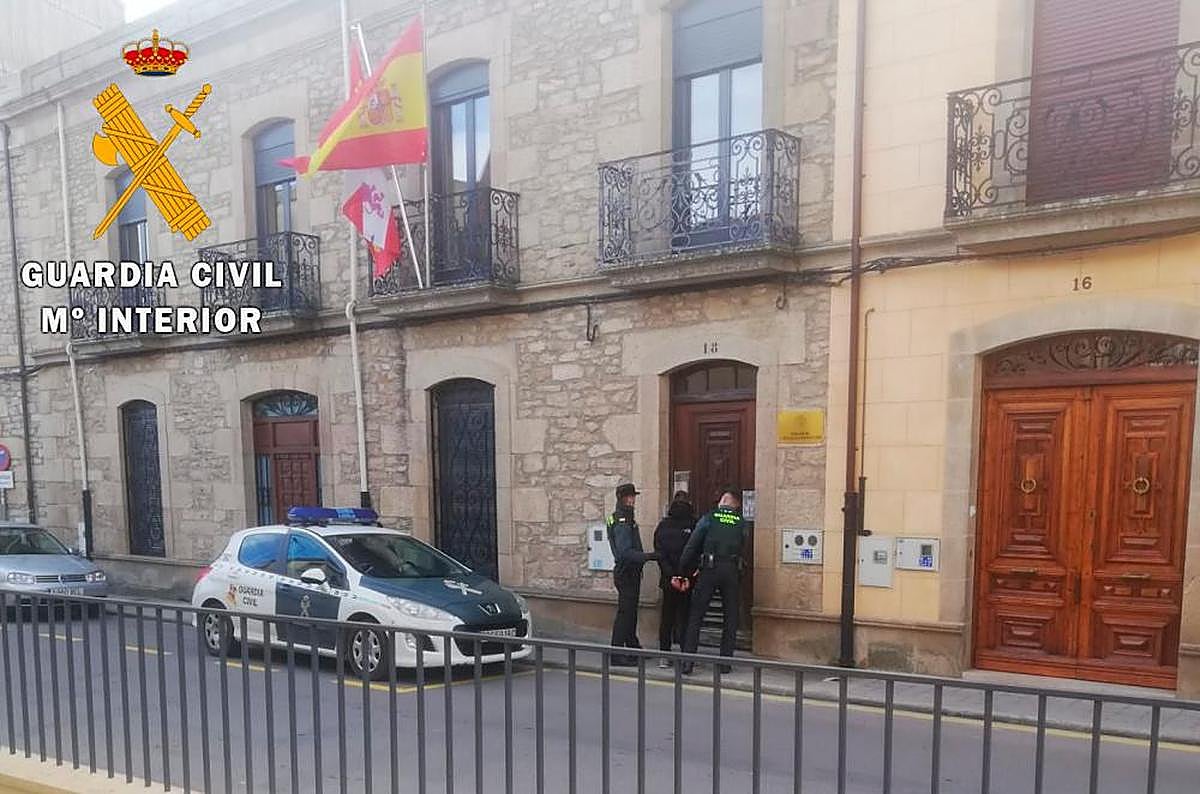 Entrada de los detenidos a los juzgados de Vitigudino.