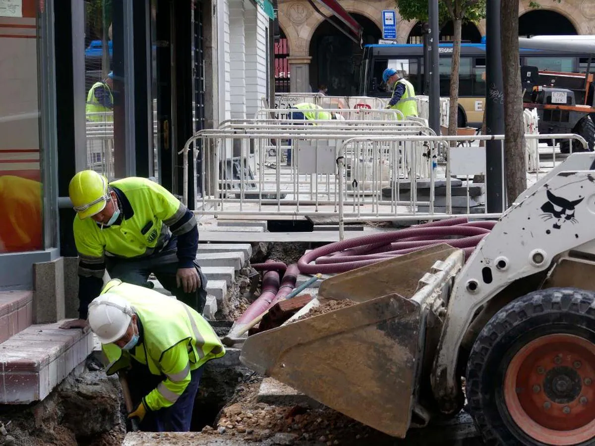 Trabajadores en una obra en la calle.