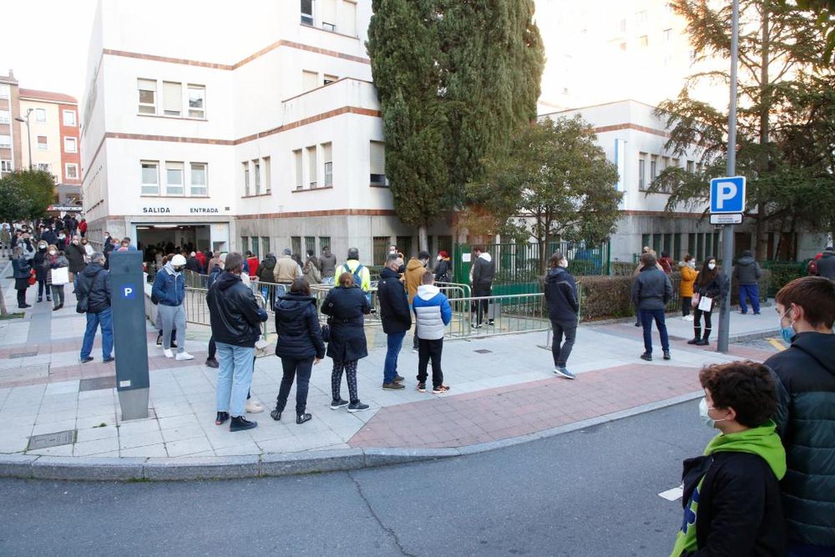 Colas para el cribado realizado el pasado viernes en la trasera del centro de salud de San Juan.