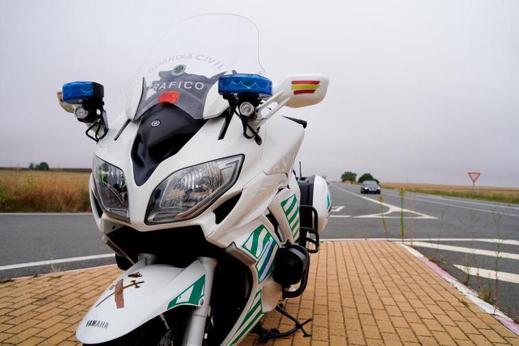 Control de la Guardia Civil de Tráfico en una carretera salmantina.