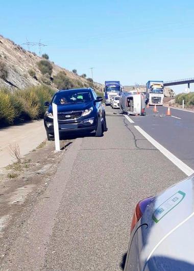 Imagen del coche volcado en la A-66.