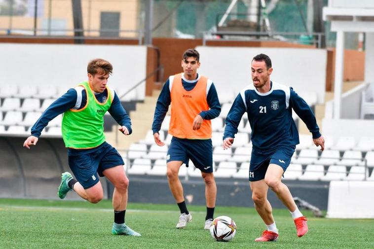 Mikel Bueno, a la derecha, en un entrenamiento