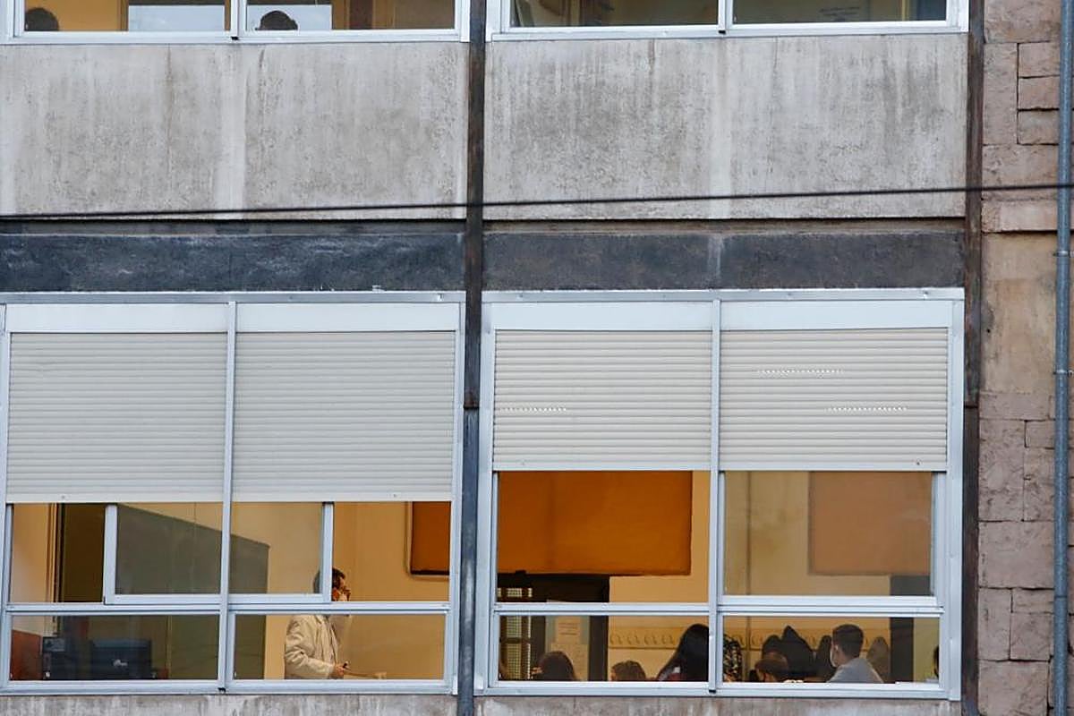 Ventanas abiertas en un centro educativo durante una clase