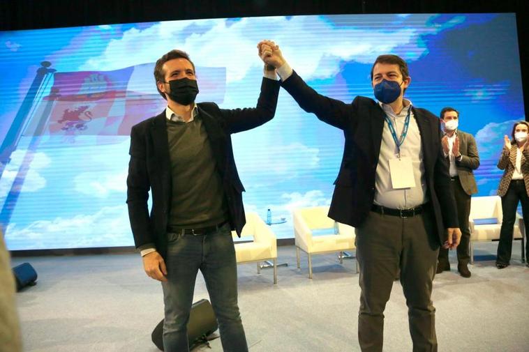 Pablo Casado y Alfonso Fernández Mañueco en la clausura del congreso regional del PP.