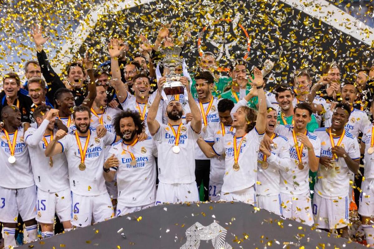 Los jugadores del Real Madrid, con el trofeo de la Supercopa