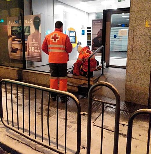 Atención en la calle a personas sin hogar de las Unidades de Emergencia Social (UES).