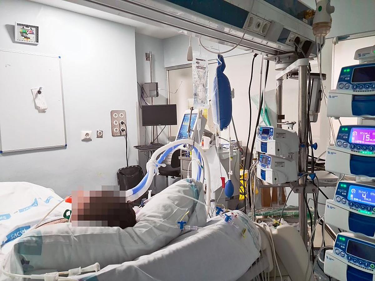 Un enfermo de coronavirus intubado