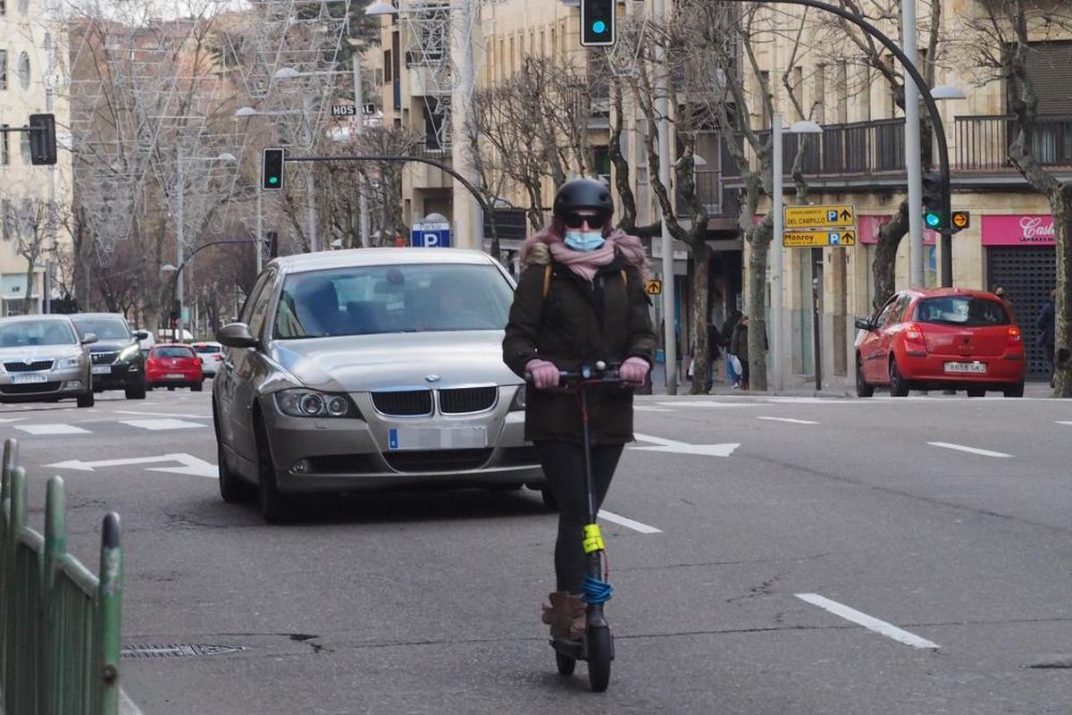 Una conductora de un patinete eléctrico