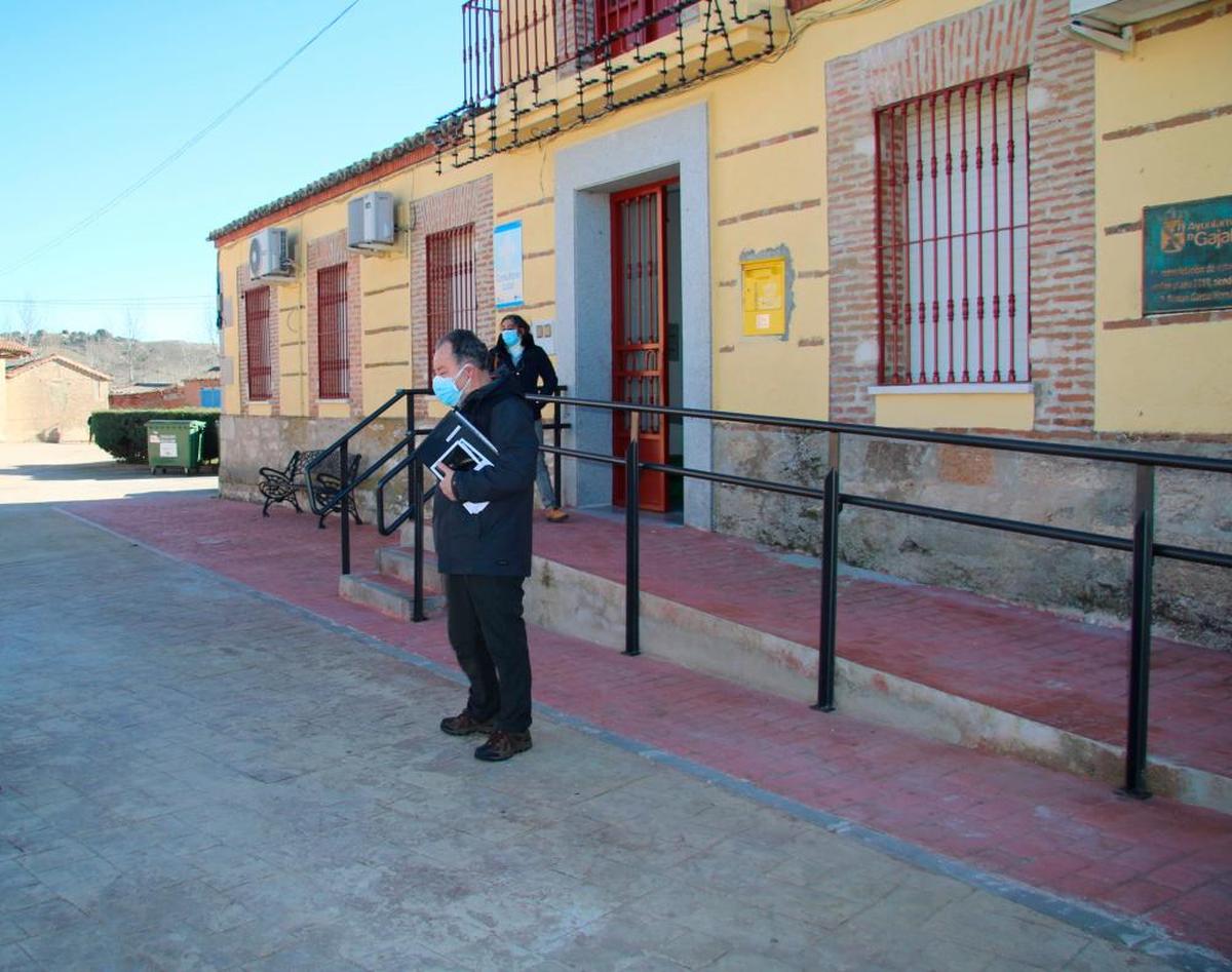 Los dos ediles de la oposición, Eduardo Hernández y Mar Carabias, ante la puerta del Consistorio de Gajates