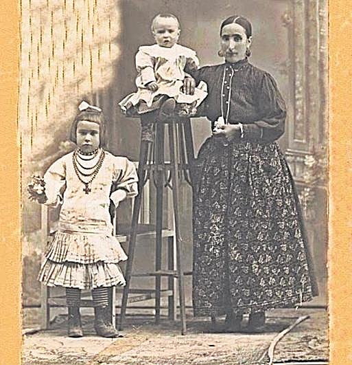 Josefa San Román, junto a su hermana pequeña y su madre hace cien años.