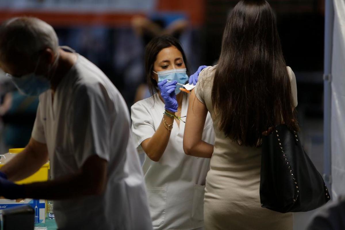 Una enfermera administra una dosis de la vacuna contra la covid.