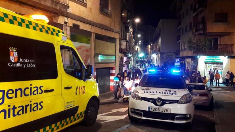 Una intervención de la Policía local y de una ambulancia en la calle Varillas