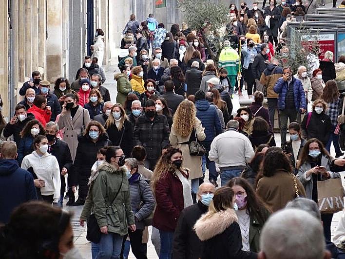 Público en una de las calles del centro de Salamanca