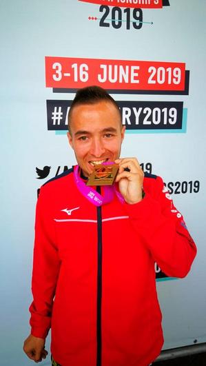 Daniel Martín Anaya con su medalla mundialista