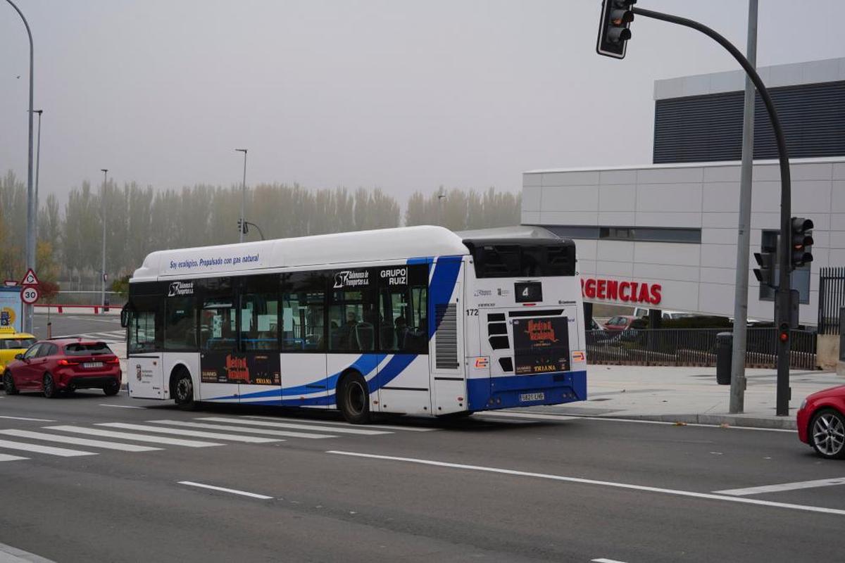 Un autobús urbano a su paso por el nuevo Hospital.