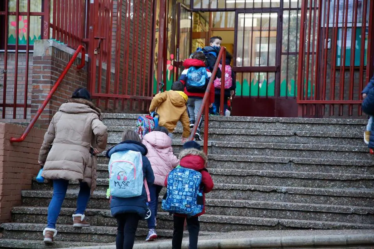 Un grupo de niños entran al Colegio Rufino Blanco