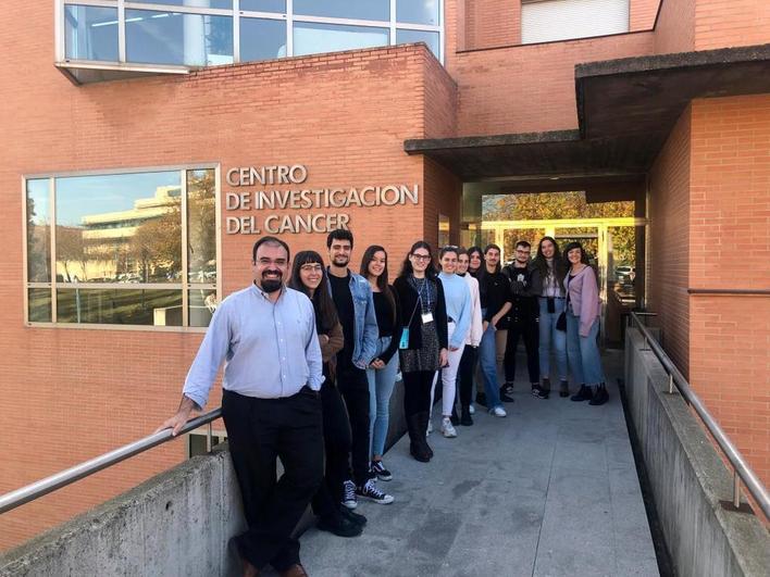 Manuel Fuentes (izqd.) junto a todo su equipo del Centro del Cáncer.