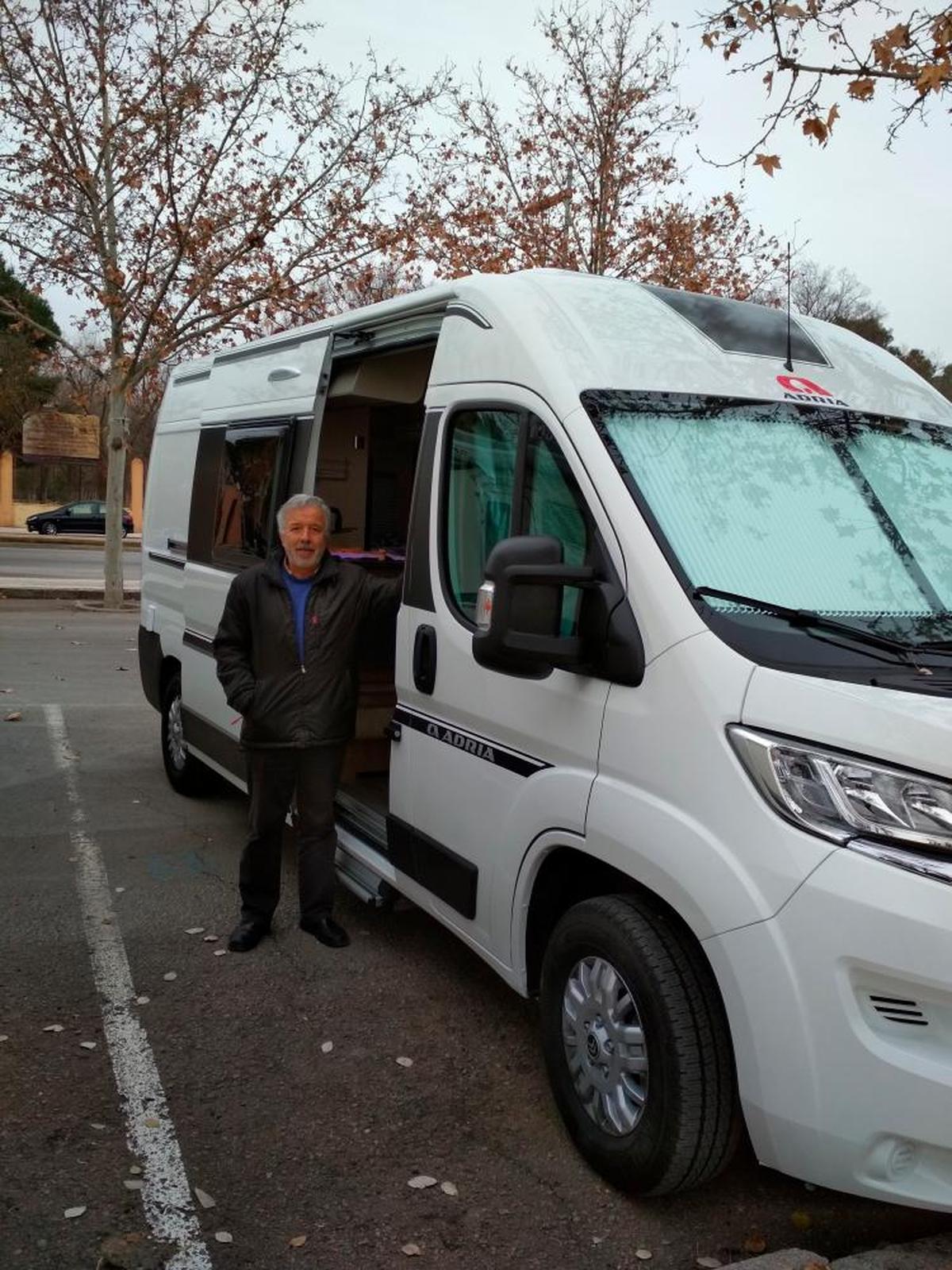 El biólogo salmantino junto a su autocaranava.