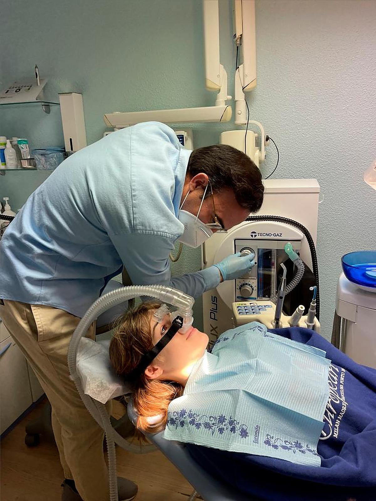 El doctor Alfonso Sanz aplicando la sedación a una paciente.