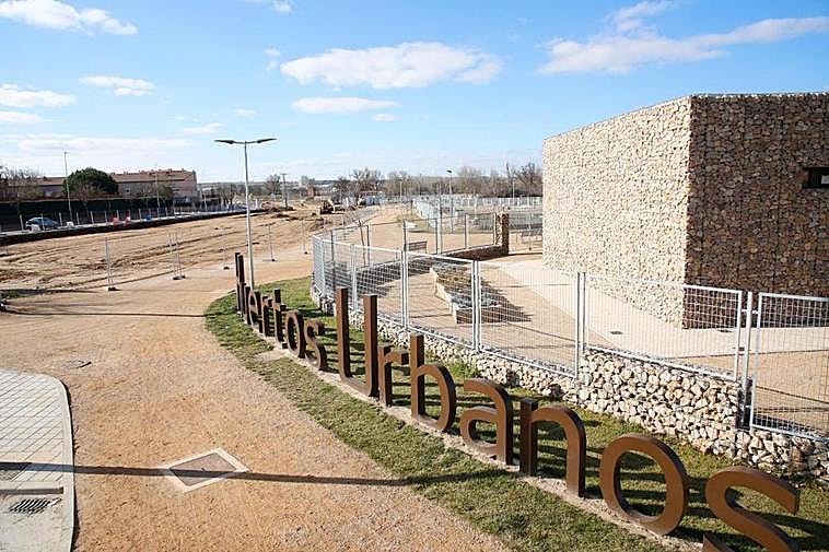 Las obras de desdoblamiento de la avenida de Padre Ignacio Ellacuría, incluidas en el Tormes+, junto a la zona de huertos urbanos.