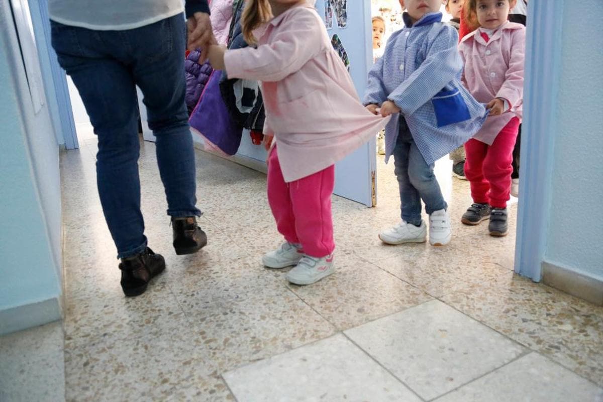 Varios niños saliendo de una clase en un centro.