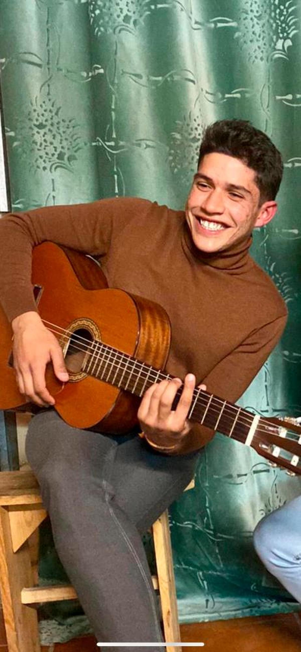 El creador de la nueva canción sobre Salamanca, Francisco Colmenero, junto a su guitarra.