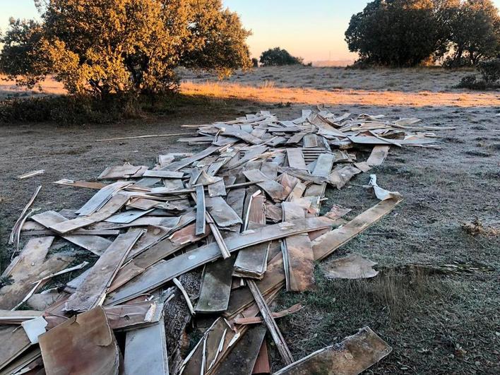 Piezas de suelo laminado abandonadas en el monte de Miranda de Azán