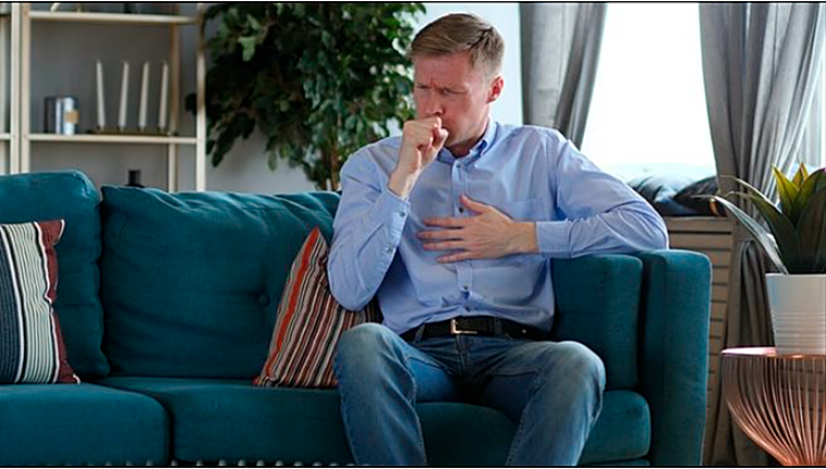 Un hombre tose y se lleva la mano al pecho