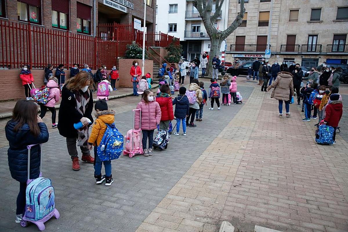Niños esperando su turno para entrar en un colegio de la ciudad.