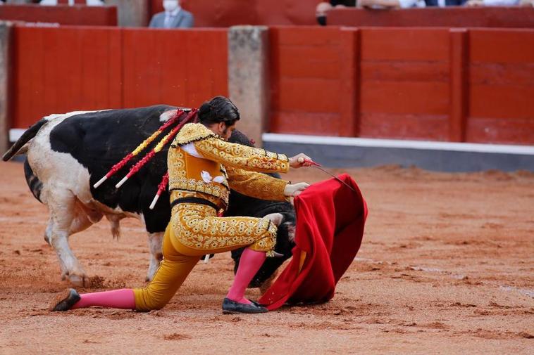 Toreo a dos manos por abajo de Morante a un toro de Galache.